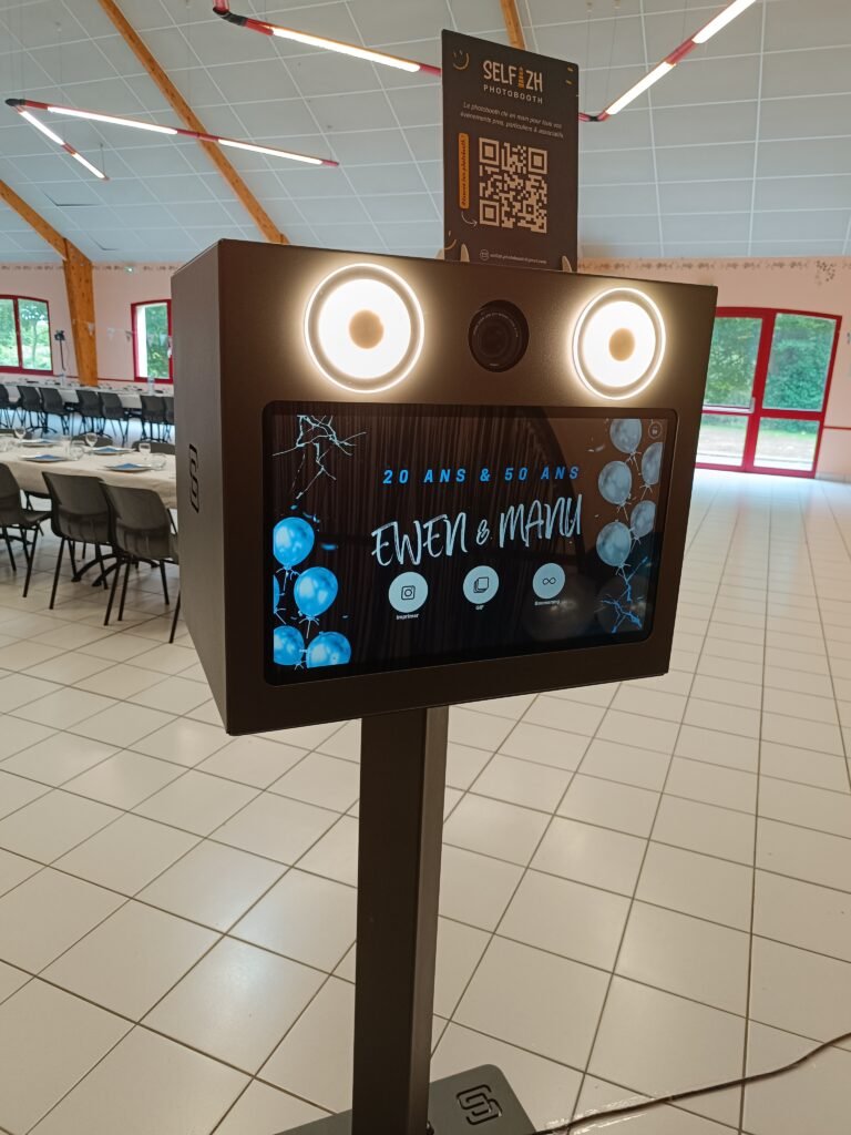 Le photobooth Selfizh à la salle des fêtes de Loc-Brévalaire