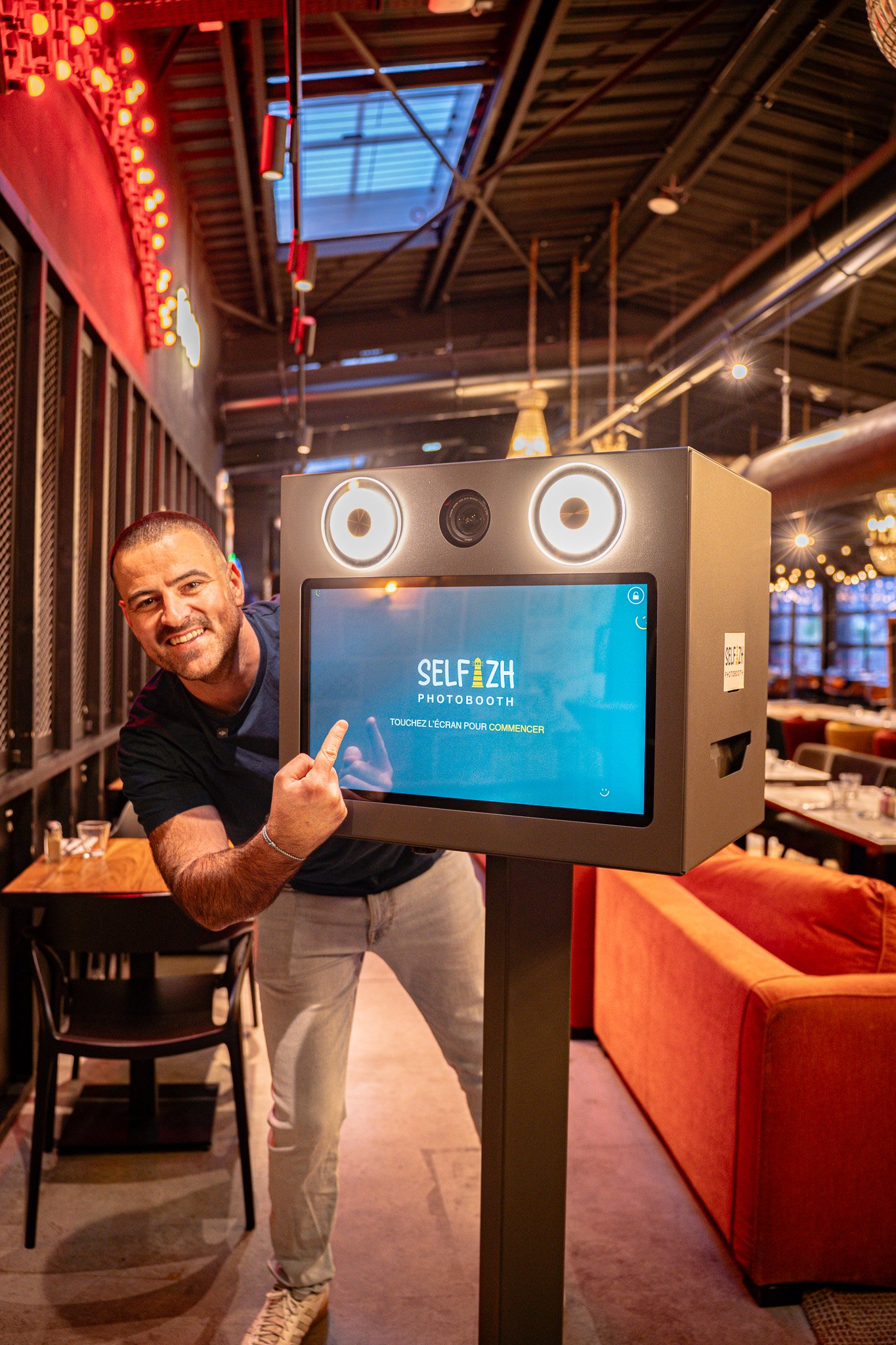 Benoît Pinvidic devant la borne Selfizh